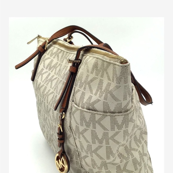 Great condition Michael Kors handbag! Please send any questions you have! - Picture 6 of 6